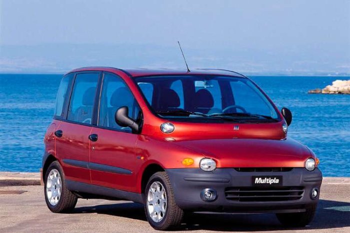 Röd Fiat Multipla parkerad vid havskusten.