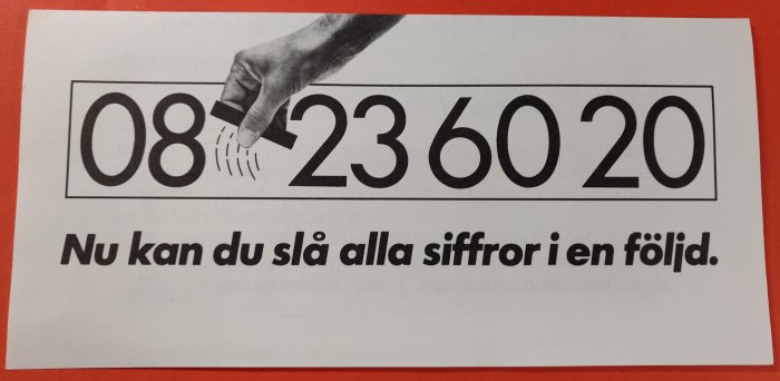 Hand sveper över sifferkombinationen 08-23 60 20 med texten "Nu kan du slå alla siffror i en följd" under.