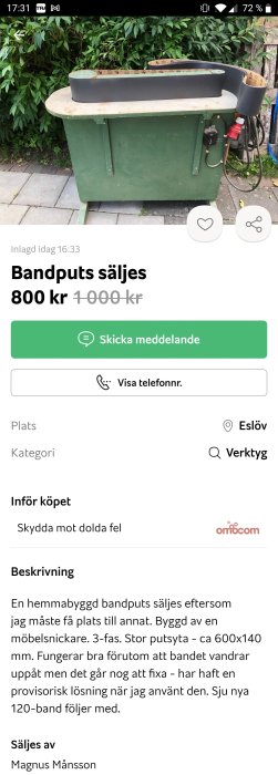 En hemmabyggd bandputs på en grön behållare till salu, text beskriver objekt och pris, omgivet av växtlighet.