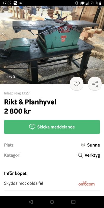 Begagnad grön rikt och planhyvel maskin på svart arbetsbänk i en verkstad.