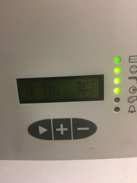 Displaypanel av bergvärmepumps styrkort som visar höga KB värden med larmstatus.