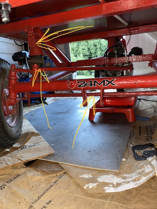 Rostskadad framvagn på flakmoped med markerade områden i behov av reparation.