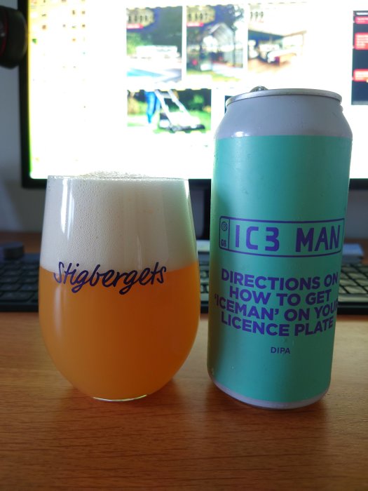 Ett glas fyllt med hazy DIPA-öl bredvid en ölburk från "Pomona Island", framför en datorskärm.