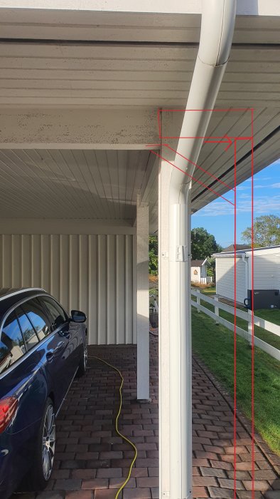 Carport med balk och stöttepelare, markerade linjer indikerar önskad ändring av balkstrukturen.