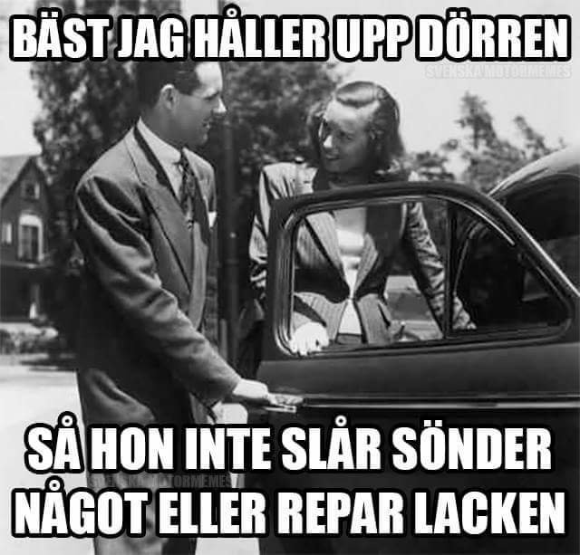 Man håller upp bildörren för en kvinna, svartvit bild, text "bäst jag håller upp dörren så hon inte slår sönder något eller repar lacken".