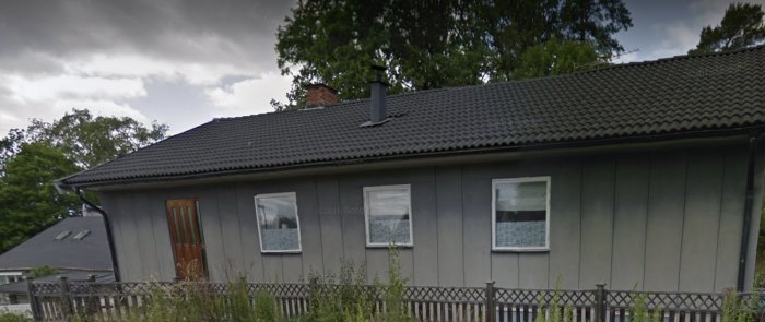 Ett hus med lättbetongcementsfasad och synliga springor mellan fasadbeklädnadsplattorna.