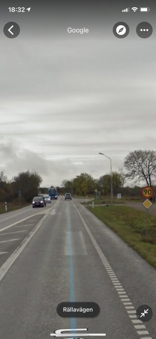 Vy över Lv136 vid Källa med en 90km/h-skylt och biltrafik sett från en cyklists perspektiv.