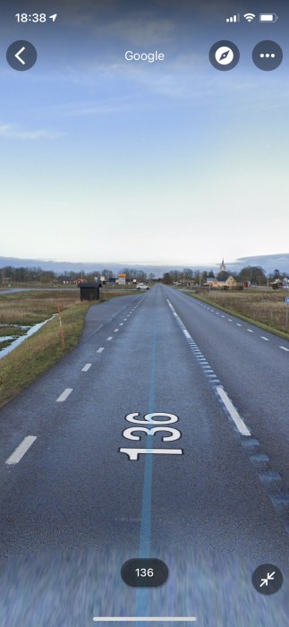 Utsikt över vägen Lv136 med bred vägren vid Källa, hastighetsskylt 90km/h synlig på vägen.