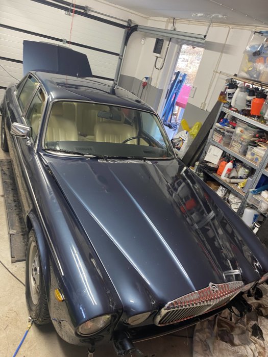 En 1991 års Daimler Double Six V12 parkerad i ett garage, dammig och redo för en omfattande service och rekonditionering.