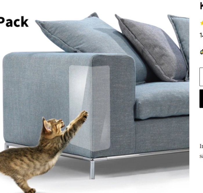 Katt sträcker sig upp mot ett genomskinligt klösskydd på soffans hörn.