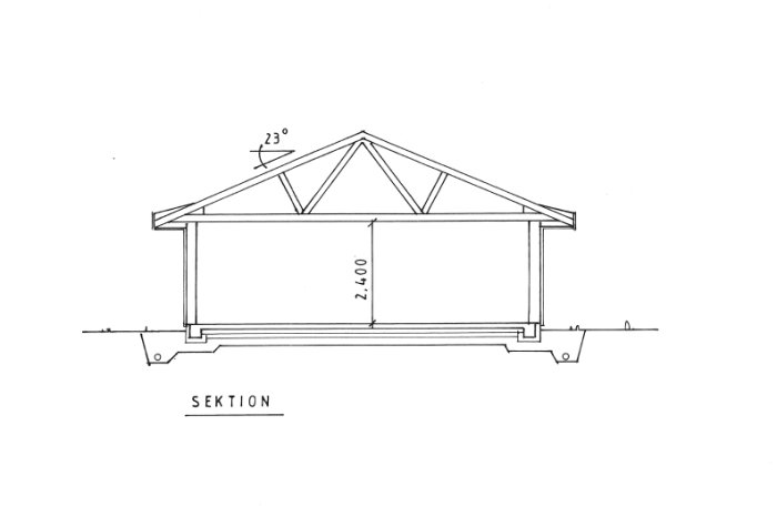 Sektionsritning av ett hus med takvinkel markerad som 23° och en höjd angiven som 2.400.