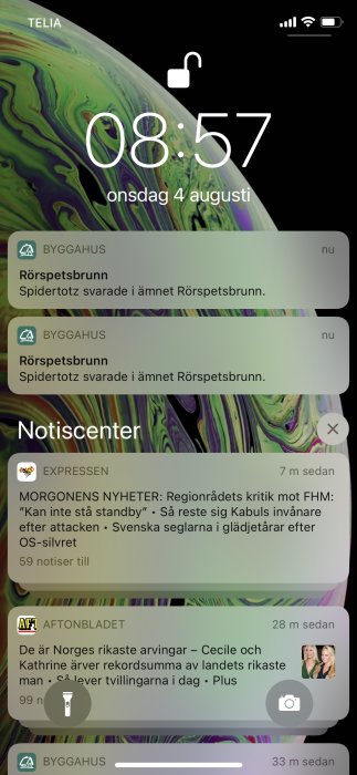 Skärmavbild av iPhone-notiscenter som visar dubbla notiser från BYGGAHUS app om svar i diskussionstråden.