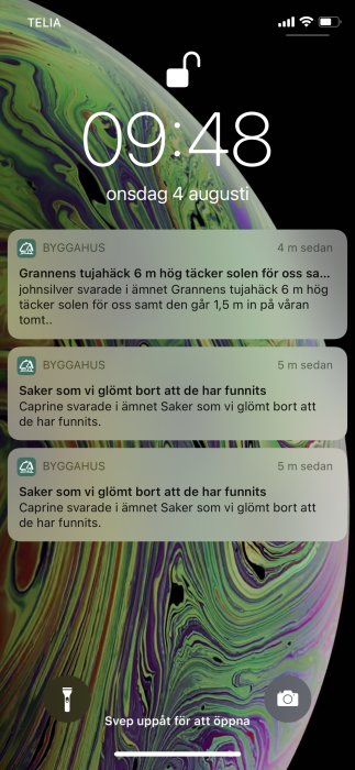 Skärmdump från iPhone visar dubbla notiser om forumtrådar från BYGGAHUS appen på låsskärmen.