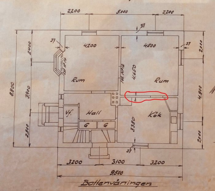 Ritning av en bottenvåning i ett hus med rumsbeteckningar och måttangivelser, med en markering i rött.