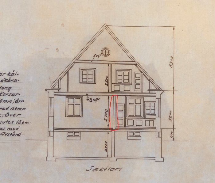 Arkitektritning av framsidan på ett hus med måttangivelser och noteringar, markerat område vid en dörr.