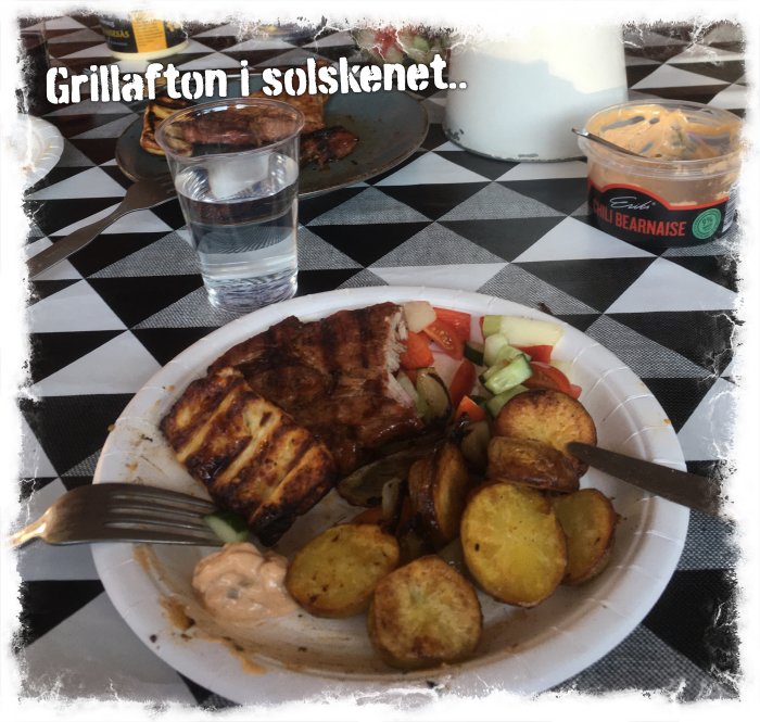 Grilltallrik med fläskkarré, grillost, sallad, ugnsstekta grönsaker och bearnaisesås på rutig duk.