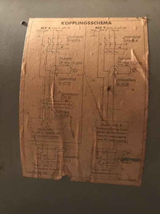 Ett gammalt, nött kopplingsschema för Temovent ventilationssystem fastsatt på en vägg.