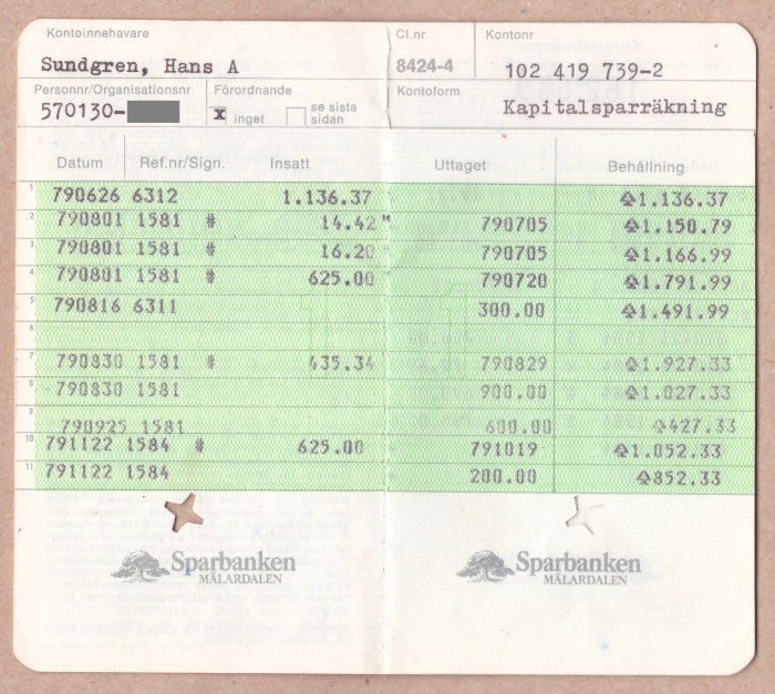 Gammal bild av en öppnad bankbok med transaktionshistorik och saldobehållning från Sparbanken.