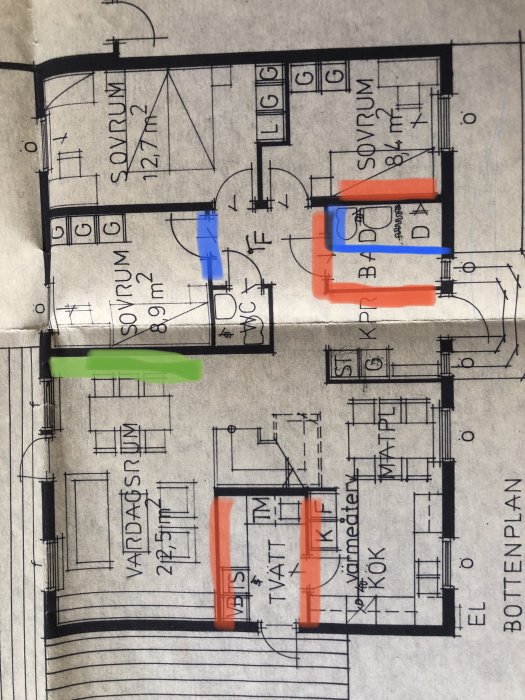 Planritning av ett hus där nya väggar är markerade i blått och väggar som ska tas bort är markerade i rött.