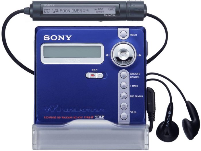 Sony Minidisc-spelare med hörlurar från tidigt 00-tal, visar display och kontroller.