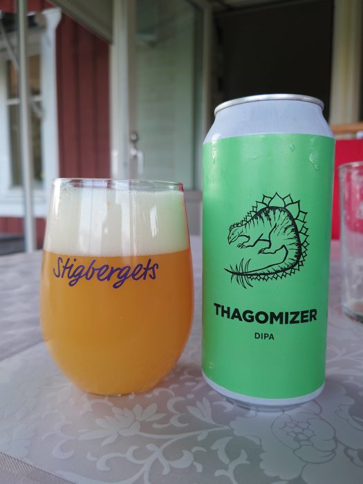 Ölglas fyllt med DIPA bredvid en burk märkt 'THAGOMIZER' från Pomona Island.