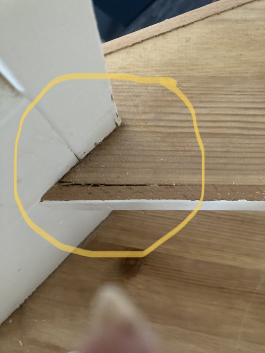 Halkeama puuportaassa, joka on merkitty keltaisella.