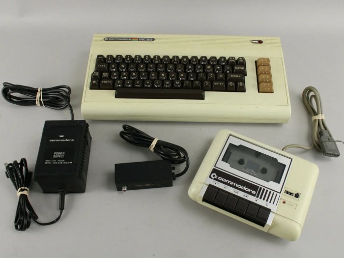 En Commodore VIC-20 dator med tillbehör och en kassettspelare för datakassetter.