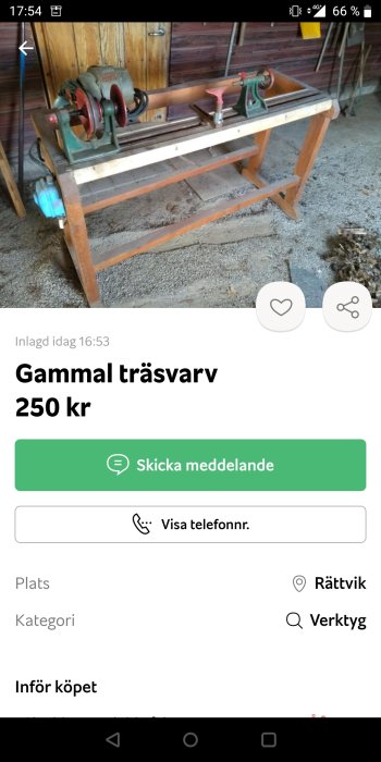 Gammal träsvärv på träställning med röda hjul och gröna metalldelar till salu för 250 kr.