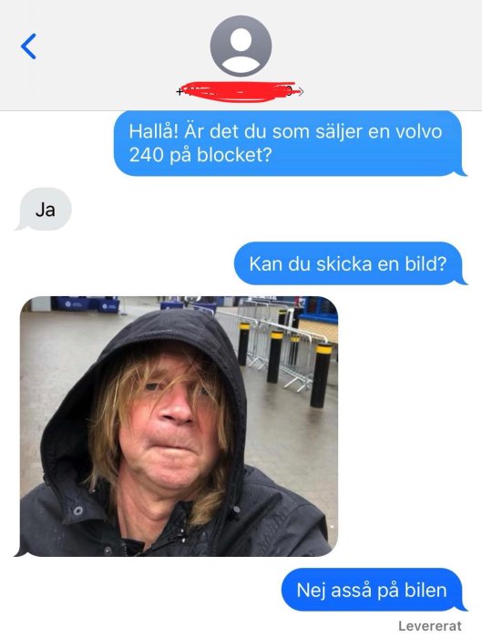 Person med blöt lugg under svart huvjacka framför butiksingång, text om bilförsäljning i meddelande.