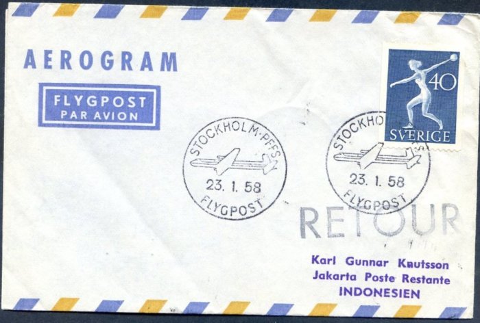 Gammalt aerogram för flygpost med frimärke och stämplar daterat 1958 från Sverige till Indonesien.