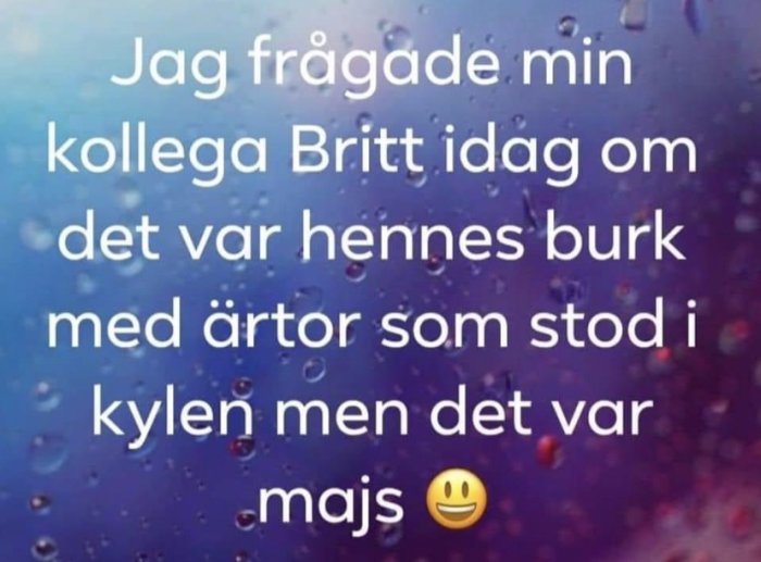 Text på bild om missförstånd kring en burk i kylen, bakgrund med vattendroppar.