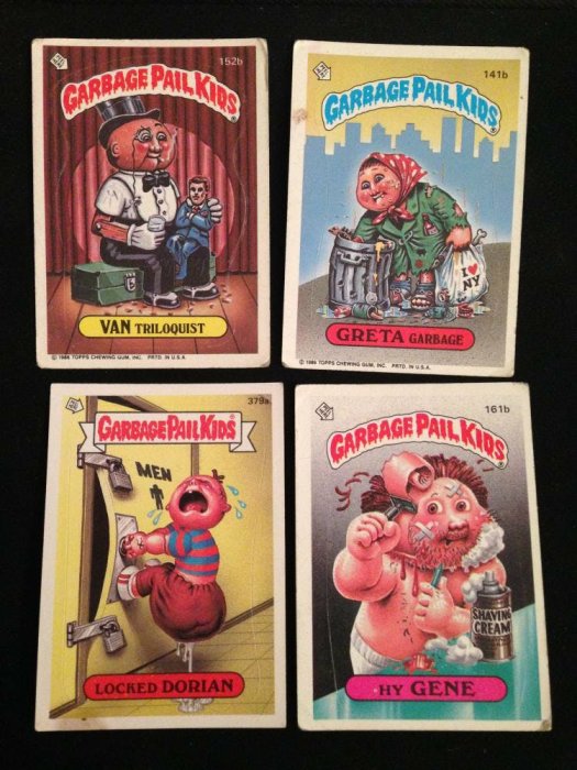 Samling av fyra Garbage Pail Kids samlarkort med karikerade figurer i olika humoristiska och groteska situationer.
