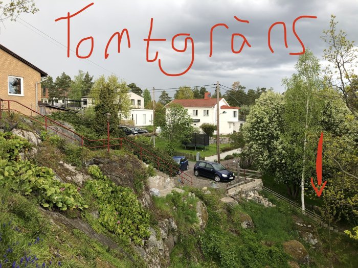 Utsikt över ett hus på en bergssluttning med trappa, liten parkeringsplats och handritade markeringar.