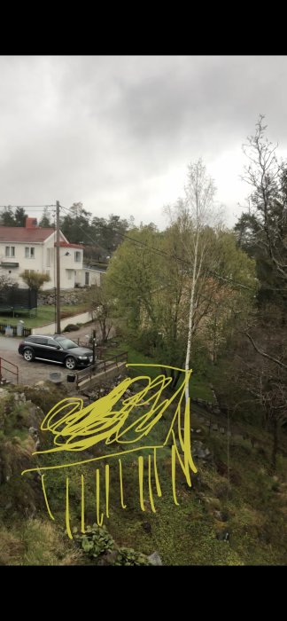 Hus på berg med trappor, liten parkeringsplats och översiktlig markering för planerad utvidgning.