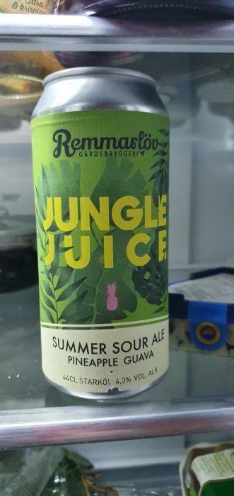 Burk märkt "Jungle Juice" i kylskåp, Summer Sour Ale med ananas och guava, 4,3% volymalkohol.