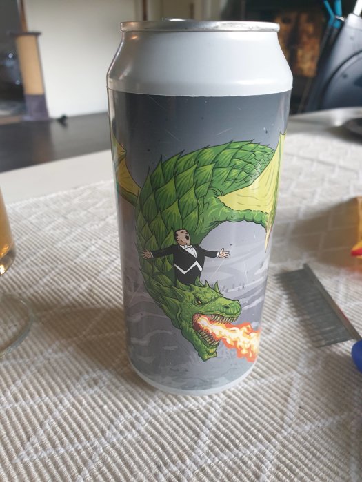 Ölburk från 5ans bryggeri med illustration av drake och person inne i Borlänge.