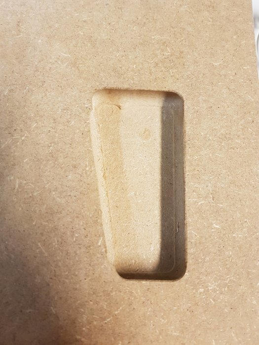 Fräst urtag för handtag i MDF-panel, test av form innan 3D-printad fräsmall skapas.