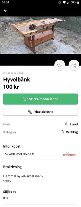 Gammal hyvelbänk med skruvstycke och verktyg för metallarbete på en betonggolv.