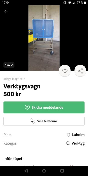 Blå verktygsvagn med hjul och två låsbara dörrar i ett garage, priset 500 kr anges.