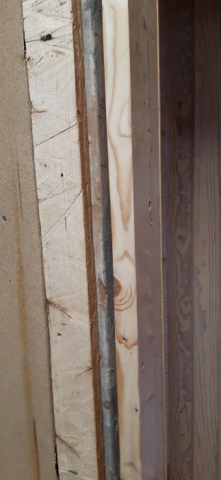 Klyvd 35mm tjock planka till höger, jämfört med outnyttjad planka till vänster, säker och ren klyvning med Dewalt Z24-klingan.