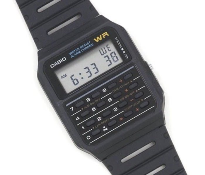 Retro Casio digital armbandsklocka med inbyggd miniräknare och svart armband.