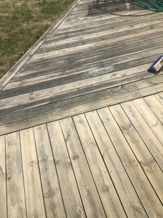 Träaltan delvis rengjord med PCL4, undre del ljusare och renare, gräns synlig mot obehandlad del.