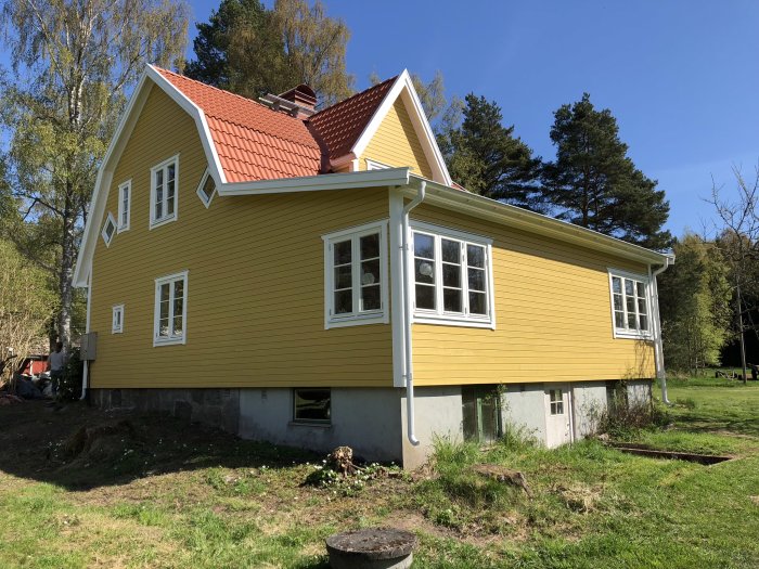 Gult hus med blandad grund; delvis torpargrund och del med källare från 50-talet.