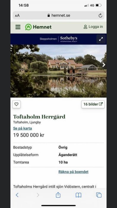 Skärmdump från Hemnet med Tofteholm Herrgård till salu för 19,5 miljoner kronor, visas vid en sjö med grönska.