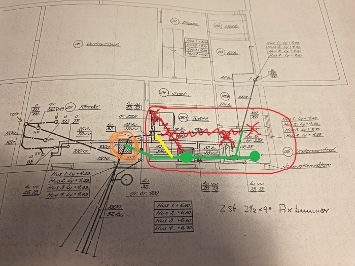 Ritning med handskrivna markeringar som visar planlagd omstrukturering av avlopp med nya och gamla rör indikerade i grönt och gult.