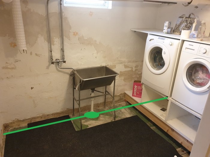 Tvättstuga med existerande rör och planerade avloppsrör markerade i grönt.