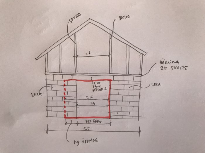 Handritad skiss av husfasad med markering för önskad utvidgning av dörröppning från 1,6 m till 2,15 m.