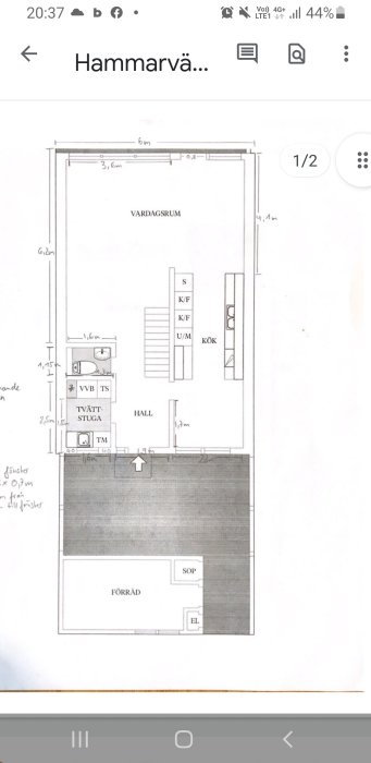 Planritning av radhus med markerad golvläggning i ekparkett orienterad horisontellt i rummen.