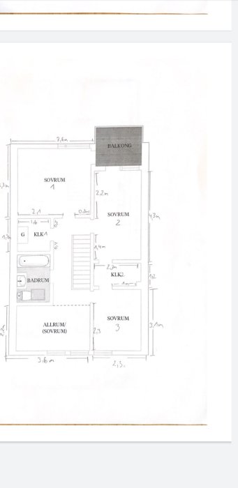 Skiss av ett radhus med rumsmått och layout, inklusive sovrum, badrum och balkong.