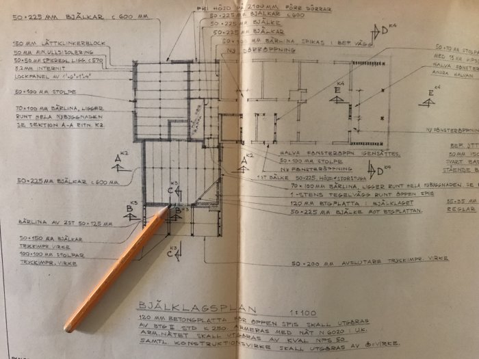 Arkitektritning med markeringar och penna som visar en öppning i en byggkonstruktion.